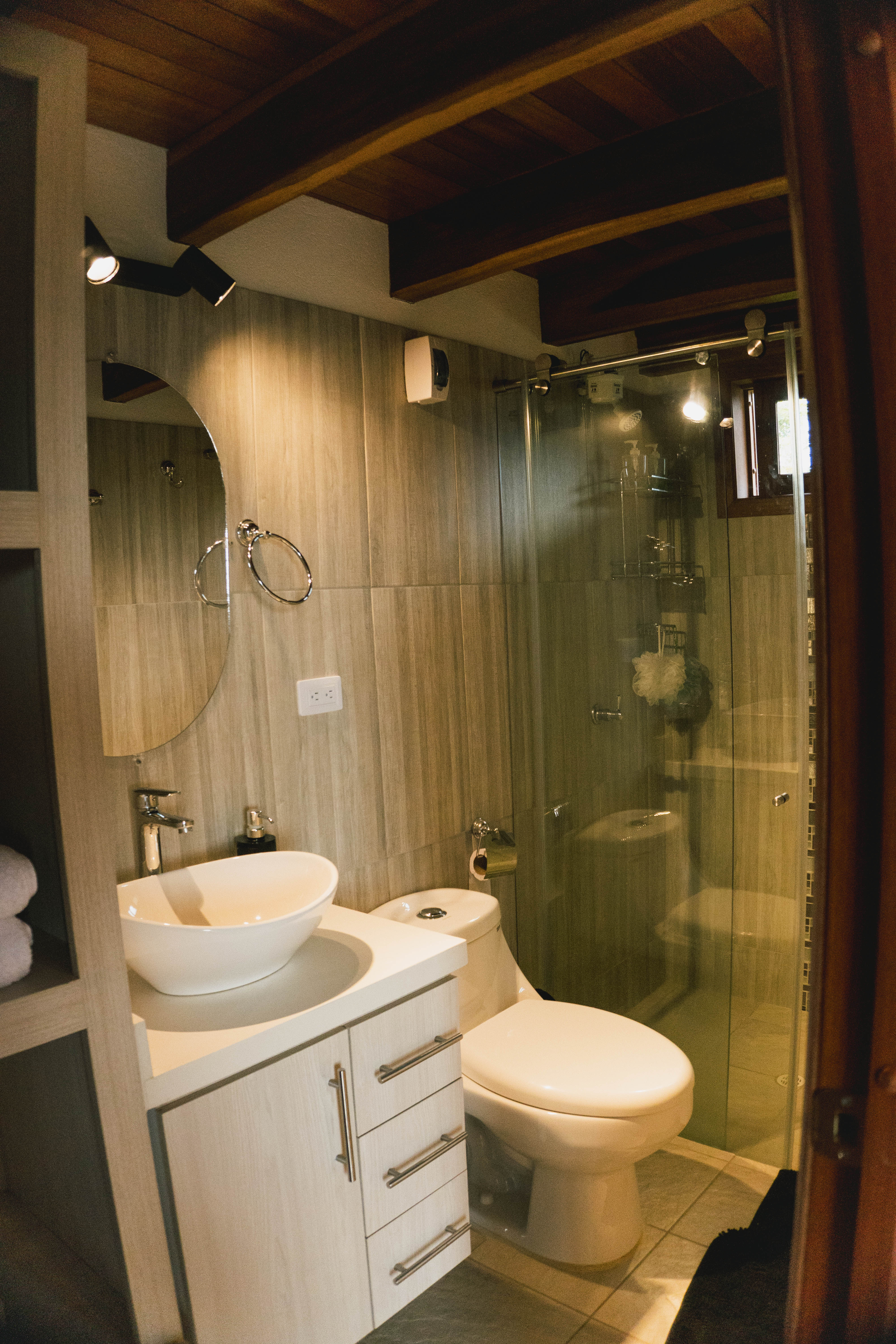Baño dotado y ducha con agua caliente